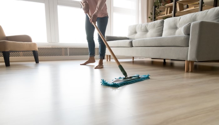 Cómo limpiar el suelo laminado fácilmente (y sin estropearlo) en