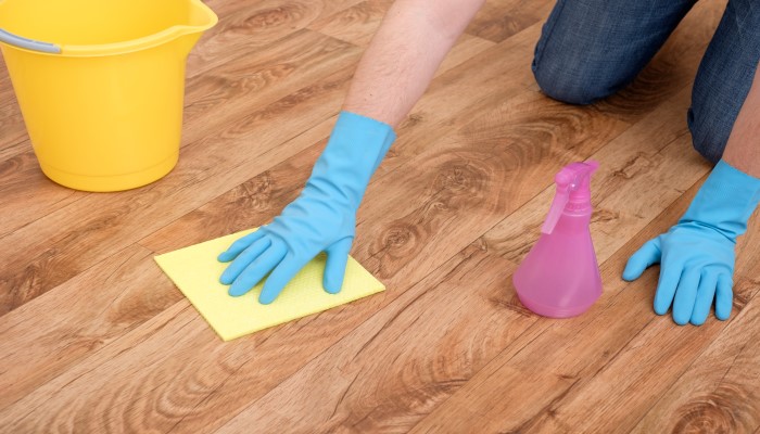 Cómo limpiar el suelo laminado en 3 sencillos tips - Más Madera